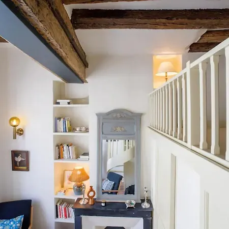 Centrally Located Duplex Notre Dame Appartamento